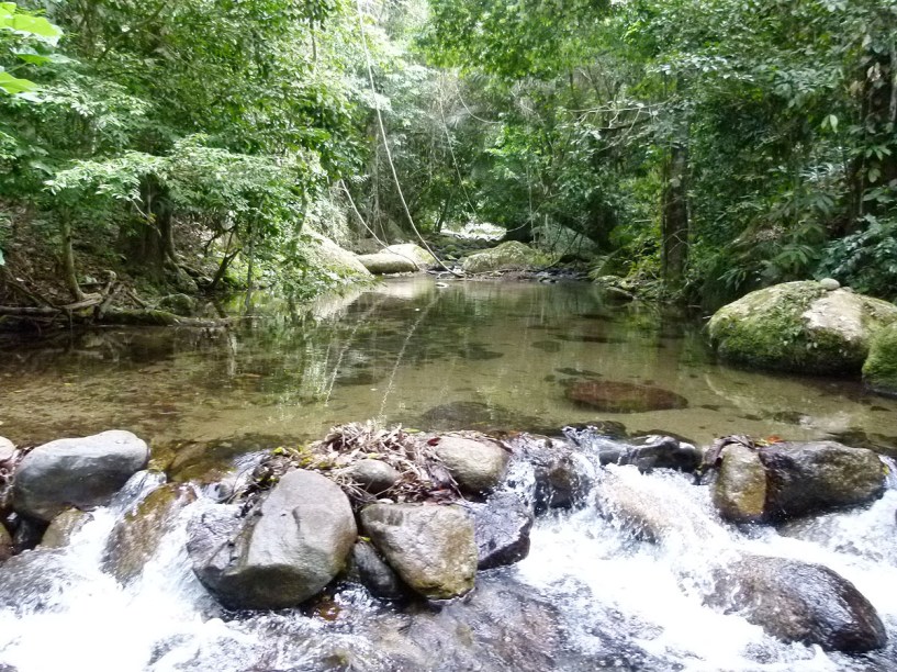 Um dos riachos que cruzam a estrada; apesar da pequena barragem de pedras, é impossível passar por ele em um carro de passeio