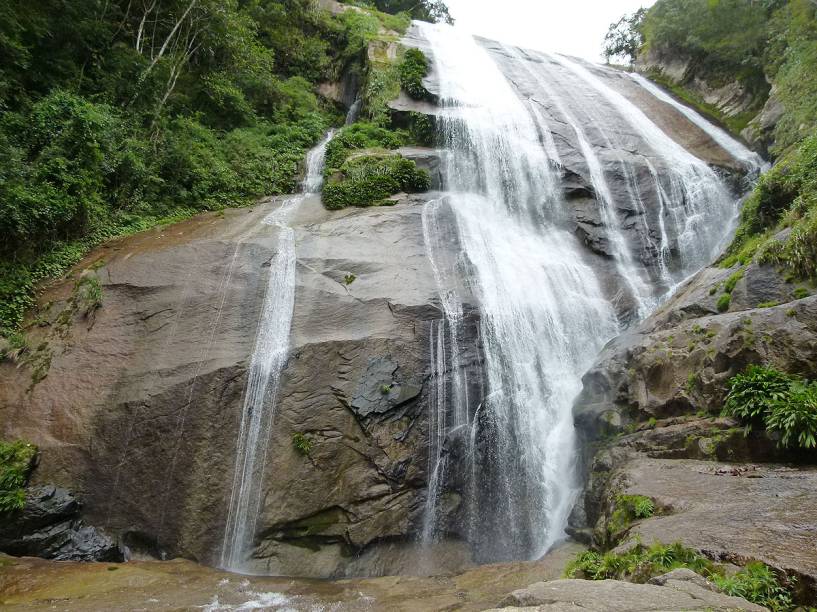 A vista da Cachoeira do Gato, no fim da trilha, e os seus 70 metros de paredão rochoso
