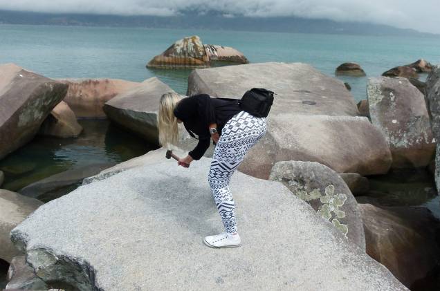 Ao chegar à Praia do Sino, peça uma marreta emprestada aos funcionários do quiosque ao lado para bater nas rochas e ouvir o barulho oco semelhante a sinos Ao chegar à Praia do Sino, peça uma marreta emprestada aos funcionários do quiosque ao lado para bater nas rochas e ouvir o barulho oco semelhante a sinos