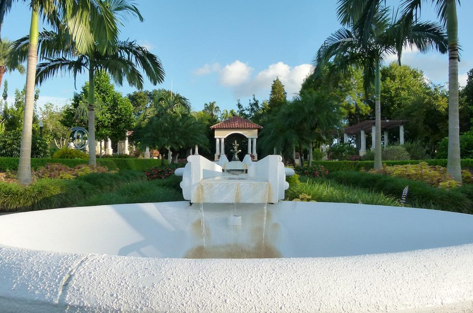 <strong>Cidade de Lakeland</strong>                                                Fonte decora o parque Hollis Garden, em frente ao Lake Mirror; o local funciona de terça-feira a domingo, das 10h até o pôr-do-sol e fecha às segundas-feiras