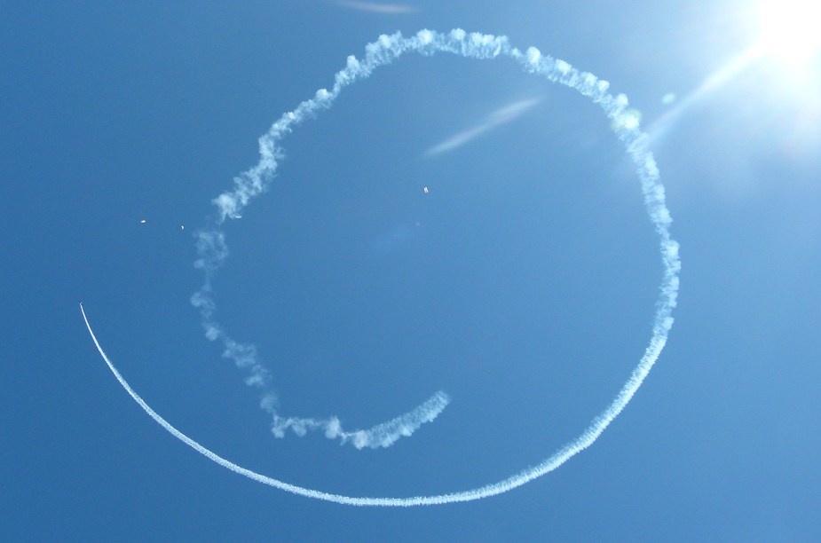 O show aéreo começou às 11 horas da manhã com a descida de três paraquedistas profissionais