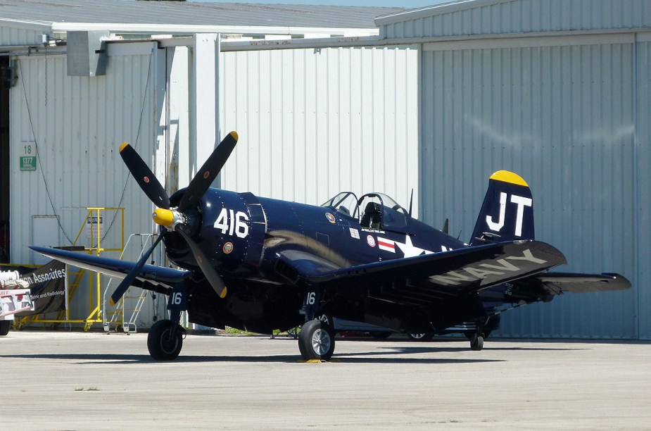 O piloto Jim Tobul, que tem mais de 40 anos de experiência e 5 mil horas de voo, demonstrou suas habilidades a bordo de um modelo Chance F4U-4 Corsair, bastante utilizado na Guerra da Coreia