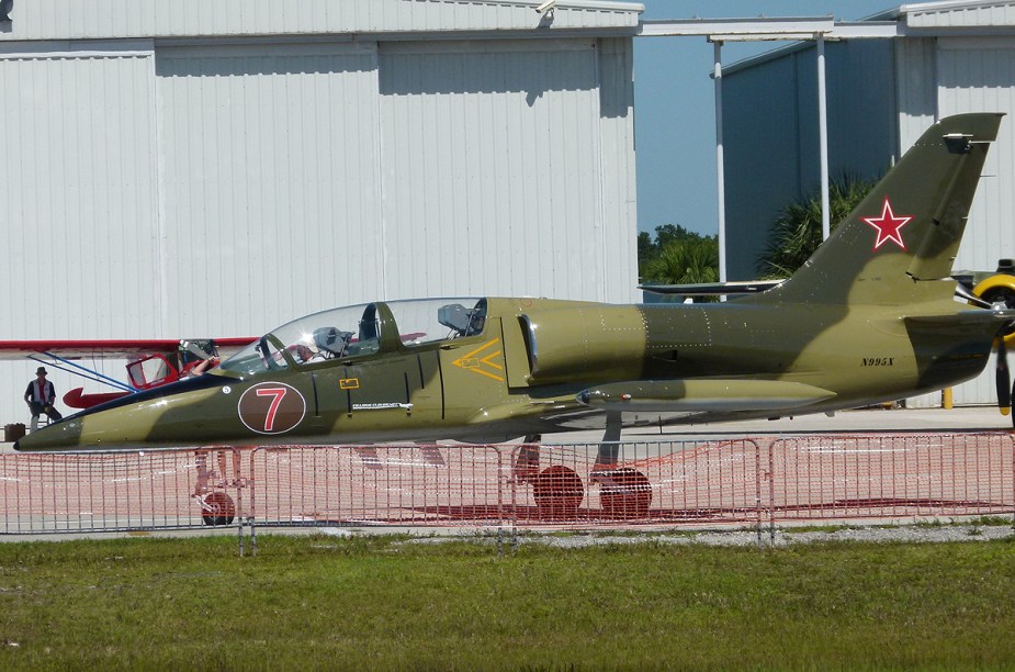 O jato modelo Aero L-39 Albatros foi desenvolvido na Tchecoslováquia durante os anos 1960 e hoje é amplamente utilizado por forças aéreas de vários países para treinamento de pilotos