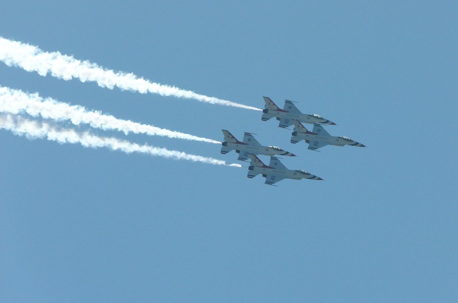 O time de 2014 dos Thunderbirds é formado por 12 pilotos - oito deles com vasta experiência em pilotagem a serviço da Força Aérea dos EUA