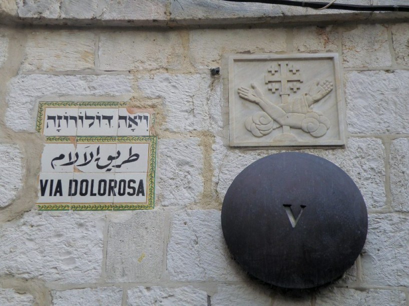 A Via Dolorosa repete os últimos passos de Jesus e a cruz na Cidade Velha de Jerusalém