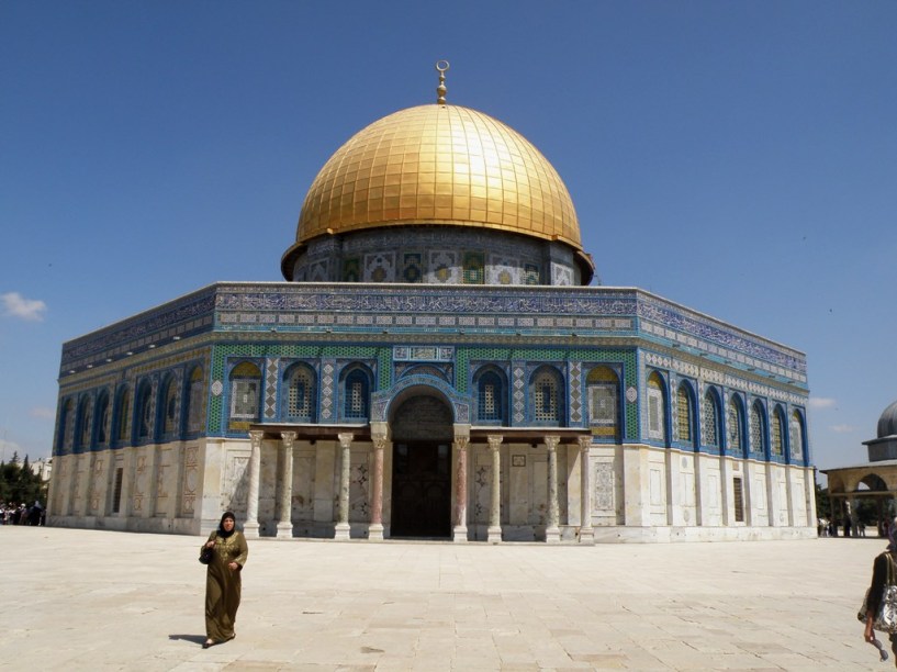 <strong>Domo da Rocha, Jerusalém, Israel</strong><br />    O Domo da Rocha, em <a href="https://viajeaqui.abril.com.br/cidades/israel-jerusalem" rel="Jerusalém" target="_blank">Jerusalém</a>, protege o lugar no qual a tradição islâmica diz que Maomé ascendeu aos céus. Ele fica exatamente no mesmo lugar do Segundo Templo judaico.