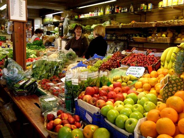 Nos frios dias de inverno (e de primavera e outono, também), o melhor local de Helsinque para ver um pouco de cor é no mercado coberto Kauppahalli. Frutas e verduras, pães e comidinhas tentadores aquecerão seu espírito Nos frios dias de inverno (e de primavera e outono, também), o melhor local de Helsinque para ver um pouco de cor é no mercado coberto Kauppahalli. Frutas e verduras, pães e comidinhas tentadores aquecerão seu espírito