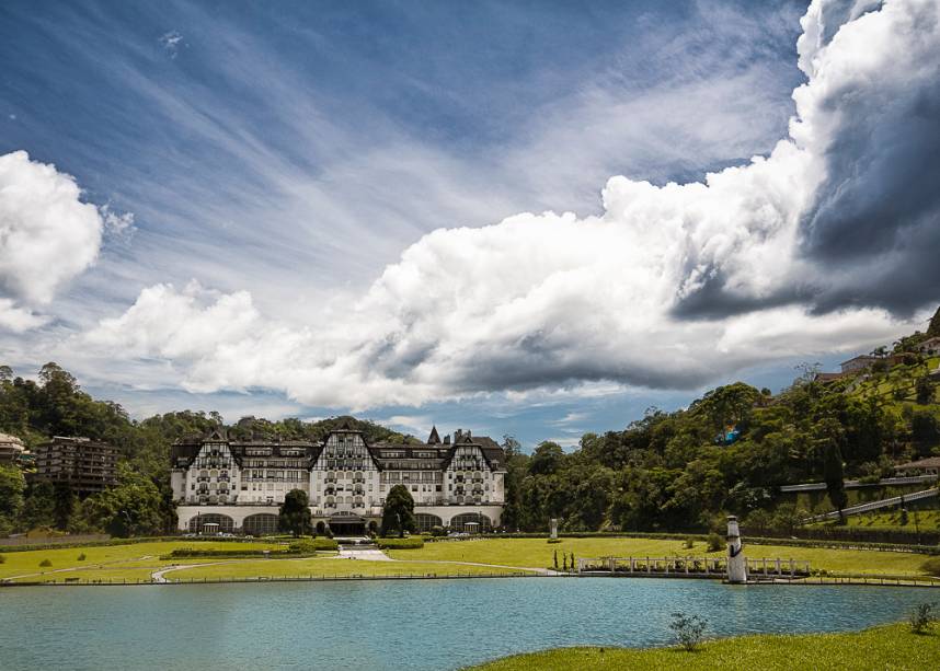 <strong>17. Palácio Quitandinha</strong>Inaugurado em 1944 como o maior hotel-cassino da América Latina, foi visitado por astros como Orson Welles, Henry Fonda e Greta Garbo. Hoje é ocupado por um condomínio e uma unidade do Sesc. Entre os espaços abertos à visitação está o Salão Mauá, cuja cúpula é uma das maiores do mundo: conta com 30 metros de altura e 50 metros de diâmetro. Avenida Joaquim Rolla, 2, Quitandinha, 24/2245-2020; grátis (com guia custa R$ 10).