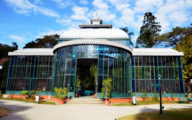 <strong>16. Palácio de Cristal</strong>Projetada na França, com inspiração no Crystal Palace de Londres, a construção foi um presente de Conde d’Eu para sua esposa, a Princesa Isabel. A abolição da escravatura, em 1888, foi celebrada aqui. Recebe eventos culturais e exposições temporárias. Rua Alfredo Pachá, s/n°, Centro, 24/2247-3721; grátis. <strong>16. Palácio de Cristal</strong>Projetada na França, com inspiração no Crystal Palace de Londres, a construção foi um presente de Conde d’Eu para sua esposa, a Princesa Isabel. A abolição da escravatura, em 1888, foi celebrada aqui. Recebe eventos culturais e exposições temporárias. Rua Alfredo Pachá, s/n°, Centro, 24/2247-3721; grátis.