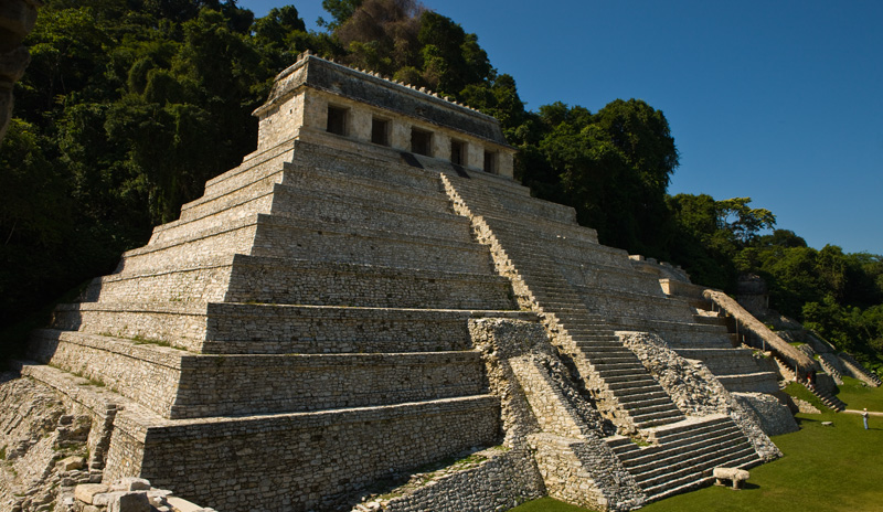 <strong>Palenque</strong><br />Mais de 200 estruturas conformam o patrimônio do sítio arqueológico, em que se destacam construções imponentes como o Gran Palacio, o Templo de las Inscripciones, o Templo de la Calavera e o de la Reina Roja. Além de seu conjunto arquitetônico único, Palenque também se destaca por guardar muita informação sobre as observações astronômicas realizadas pelos maias