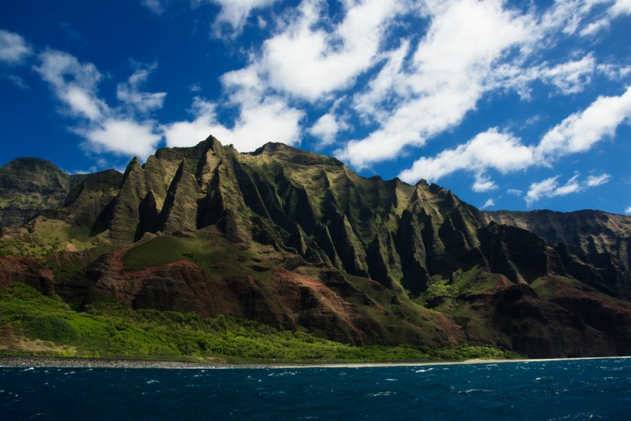 A costa de Na Pali, em Kauai, é um dos muitos atrativos no arquipélago do <a href="https://gutenberg.viagemeturismo.abril.com.br/cidades/honolulu-3/">Havaí</a>. Da cultural única ao mundo do surfe, de praias espetaculares ao espírito do aloha, este é um destino turístico por excelência