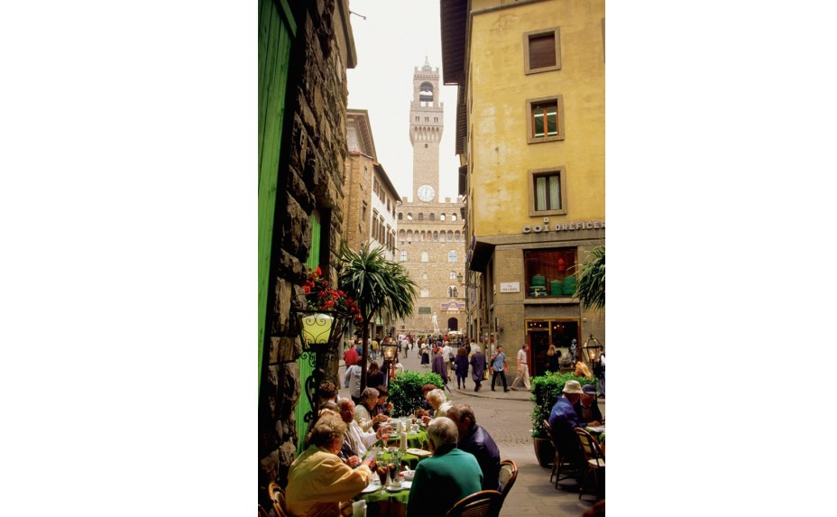 <a href="https://viajeaqui.abril.com.br/cidades/italia-florenca-firenze" rel="Florença, Itália"><strong>Florença, Itália</strong></a> - A pequena Florença, como outras famosas regiões italianas, é o que muitos chamam de cidade do bem viver, lugar onde a vida acontece num tempo próprio, longe da loucura e do corre-corre dos grandes centros urbanos. Soma-se a isso o fato de que em muitas ruas por lá não é permitido o fluxo de carro, ou quando liberados, os quatro-rodas nem sempre cabem no estreito espaço entre as calçadas, sempre abarrotadas de turistas e gente local. Na foto acima, a região próxima ao Palazzo Vecchio