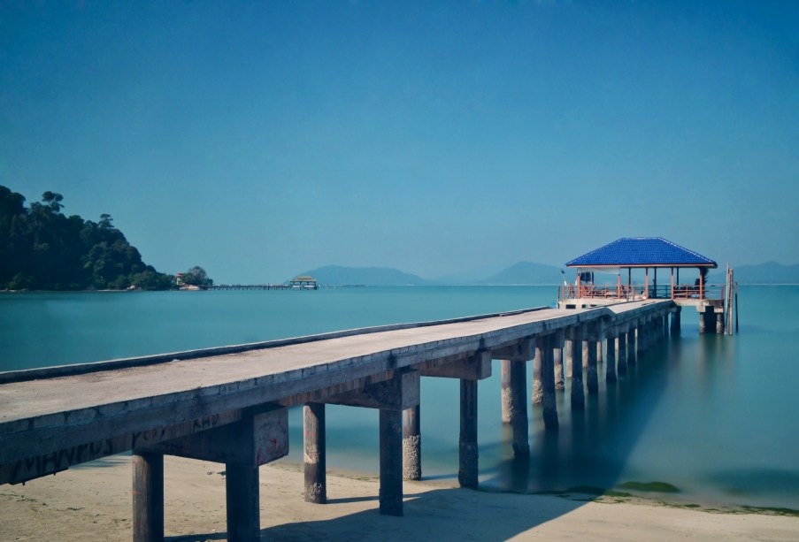 <strong>Pangkor Island, <a href="https://viajeaqui.abril.com.br/paises/malasia" rel="Malásia" target="_self">Malásia</a></strong>No passado, a ilha serviu como refúgio para pescadores, comerciantes e até piratas. Ou seja: o lugar é ideal para quem procura sossego em meio a cenários paradisíacos. O mar, combinado com o vento forte, é ideal para windsurfe<em><a href="https://www.booking.com/city/my/pangkor.pt-br.html?aid=332455&label=viagemabril-praias-da-malasia-tailandia-indonesia-e-filipinas" rel="Veja preços de hotéis em Pangkor no Booking.com" target="_blank">Veja preços de hotéis em Pangkor no Booking.com</a></em>