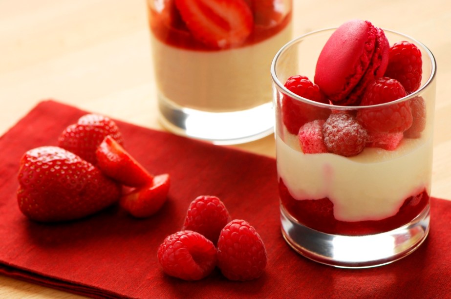 <strong>Panna Cotta, Itália</strong>    Originária do Piemonte, no norte da <a href="https://viajeaqui.abril.com.br/paises/italia" rel="Itália" target="_blank">Itália</a>, a panna cotta é um cruzamento entre um pudim e uma musse, mas seu diferencial é o uso de creme de leite – de preferência, bem gordo. Servido gelado, vai acompanhado de cremes ou caldas de frutas.