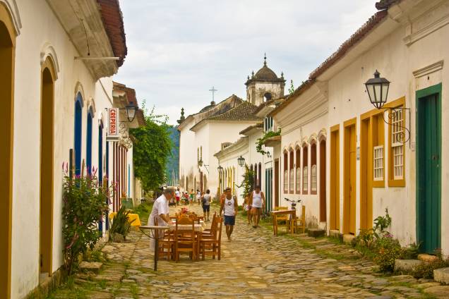 Locais circulando pelas calmas ruazinhas de Paraty (R) Locais circulando pelas calmas ruazinhas de Paraty (R)