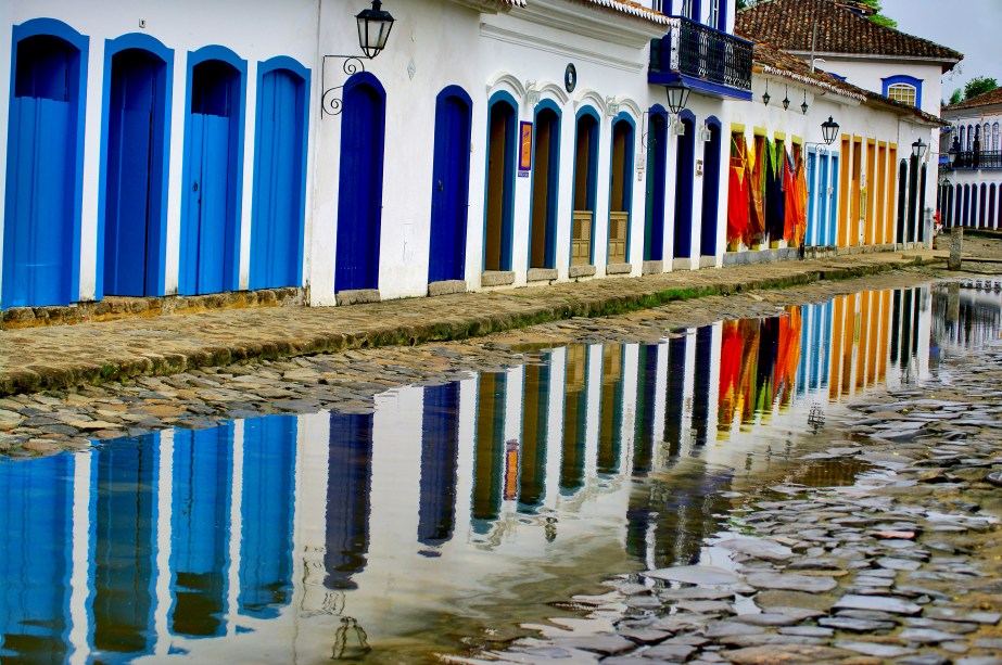 <a href="https://viajeaqui.abril.com.br/cidades/br-rj-paraty" rel="PARATY" target="_blank"><strong>PARATY</strong></a>    A cidade é o destino litorâneo ideal para quem se cansa de passar o dia inteiro (apenas) tostando no sol. Paraty une praias preservadas a um <strong><a href="https://viajeaqui.abril.com.br/materias/centro-paraty" rel="centro histórico" target="_blank">centro histórico</a></strong> <em>(foto)</em> rico em programas culturais, gastronômicos e boêmios. O calçamento com enormes pedras irregulares e o charmoso casario são testemunha do Brasil Colonial – a região foi importante polo regional no tempo dos engenhos de cana-de-açúcar. Hoje as construções abrigam bons restaurantes, lojinhas de suvenires, cachaçarias e pousadas aconchegantes.    <strong>Como chegar:</strong> São 256 quilômetros do Rio de Janeiro. O melhor caminho é seguir direto pela Rio–Santos (BR-101) em direção a São Paulo – Paraty fica próxima à divisa entre os dois estados. Há placas indicando o trevo de entrada da cidade.