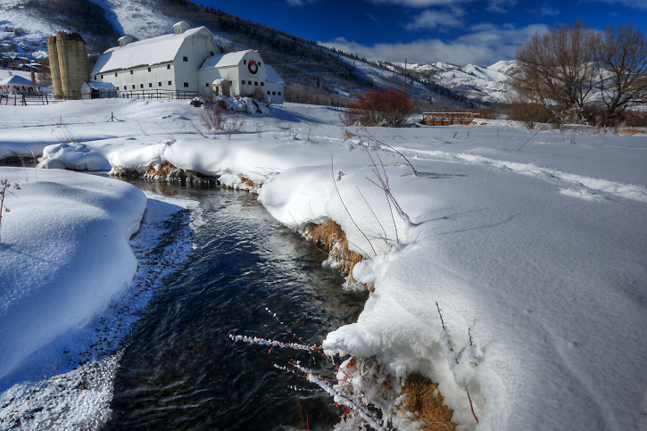 <strong>Park City, Utah, Estados Unidos</strong><br />    Terra do U.S. Ski Team, Park City tem três resorts de esqui e secos flocos de neve que a estabeleceram como uma das melhores cidades de esqui nos Estados Unidos. Os teleféricos transportam as pessoas diretamente do centro, onde uma ponte as ligam à histórica Main Street, recheada de restaurantes, butiques e galerias de arte. Park City Mountain Resort é a opção mais acessível, com quatro pistas para manobras, esqui noturno, escola de esqui e terreno ideal para iniciantes e avançados