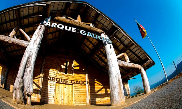 <strong><a href="https://viajeaqui.abril.com.br/estabelecimentos/br-rs-gramado-atracao-parque-do-gaucho" rel="12. Parque do Gaúcho " target="_self">12. Parque do Gaúcho </a></strong> É um programa e tanto pra quem deseja mergulhar na incrível cultura do Rio Grande, que inclui monitores com trajes típicos e um guia para aprender a preparar o viciante chimarrão. <strong><a href="https://viajeaqui.abril.com.br/estabelecimentos/br-rs-gramado-atracao-parque-do-gaucho" rel="12. Parque do Gaúcho " target="_self">12. Parque do Gaúcho </a></strong> É um programa e tanto pra quem deseja mergulhar na incrível cultura do Rio Grande, que inclui monitores com trajes típicos e um guia para aprender a preparar o viciante chimarrão.