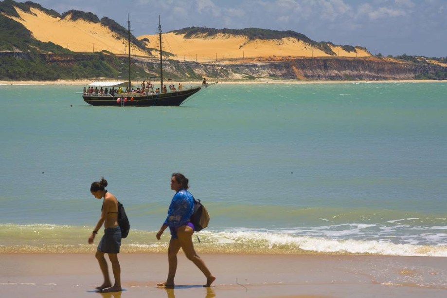 Passeio de escuna na Praia do Madeiro, em Tibau do Sul, Rio Grande do Norte