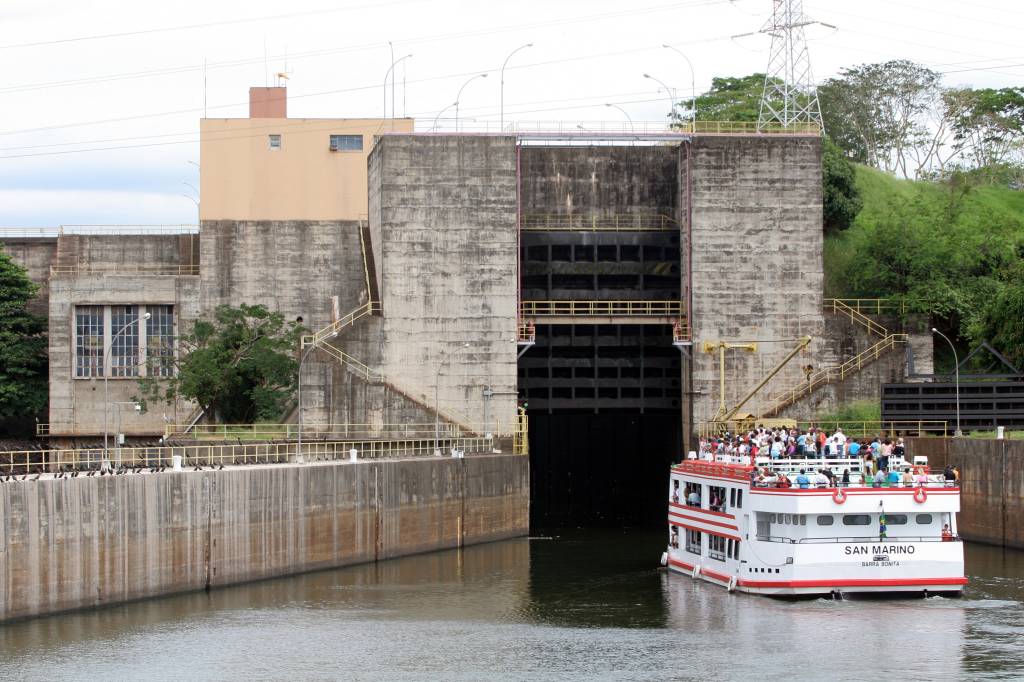 Passeio pela eclusa de Barra Bonita, na hidrovia Tietê-Paraná, em Barra Bonita, São Paulo