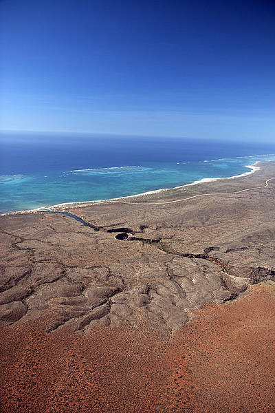 <strong>Costa de Nigaloo (<a href="https://viajeaqui.abril.com.br/paises/australia" rel="Austrália" target="_blank">Austrália</a>)</strong><br />A Costa de Nigaloo, na Austrália, com 708.350 hectares de extensão, abriga um dos maiores arrecifes do mundo segundo a Unesco, além de uma fauna marinha composta por baleias, tubarões, tartarugas, entre outras espécies