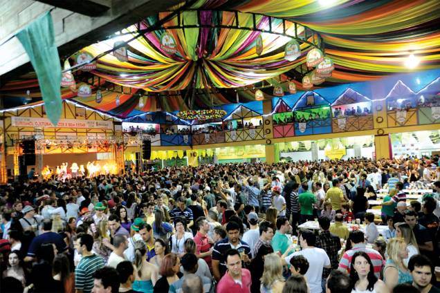 Atrações culturais, folclóricas e musicais agitam o pavilhão da Festa Nacional do Marreco - Fenarreco, em Brusque, Santa Catarina Atrações culturais, folclóricas e musicais agitam o pavilhão da Festa Nacional do Marreco - Fenarreco, em Brusque, Santa Catarina