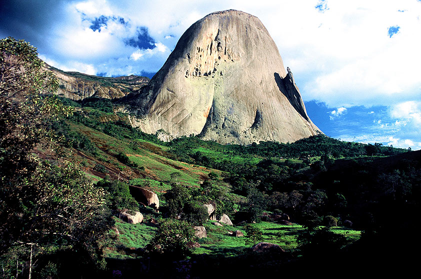 <strong>4. <a href="https://gutenberg.viagemeturismo.abril.com.br/atracao/parque-estadual-da-pedra-azul/" target="_blank">Pedra Azul</a> (3 dias) </strong>Refúgio de inverno de casais e famílias capixabas, atrai também ecoturistas ao <a href="https://viajeaqui.abril.com.br/estabelecimentos/br-es-pedra-azul-atracao-parque-estadual-da-pedra-azul">Parque Estadual da Pedra Azul</a>. As lojas de orgânicos rendem boas compras.