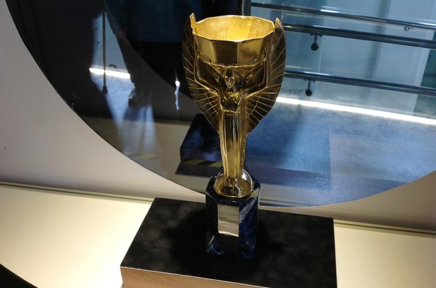 Réplica da taça da Copa do Mundo - uma das três que Pelé ergueu em sua carreira na seleção brasileira Réplica da taça da Copa do Mundo - uma das três que Pelé ergueu em sua carreira na seleção brasileira