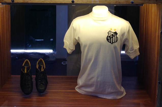 Relíquias como a camisa 10 do Santos estão em "altares" do museu Relíquias como a camisa 10 do Santos estão em "altares" do museu