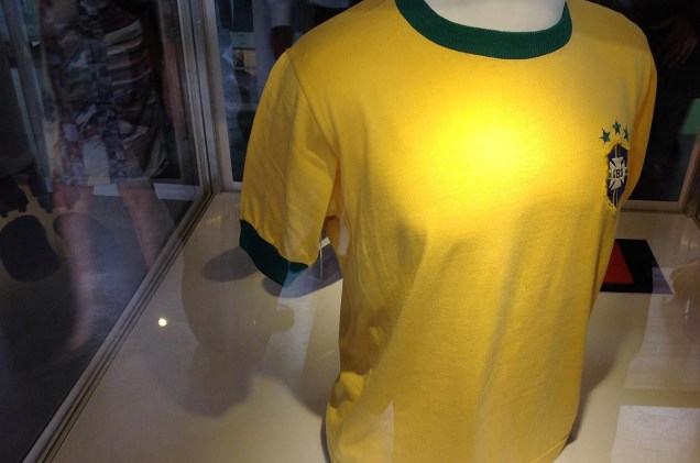 Camisa da seleção brasileira, usada por Pelé, está em exposição no museu Camisa da seleção brasileira, usada por Pelé, está em exposição no museu