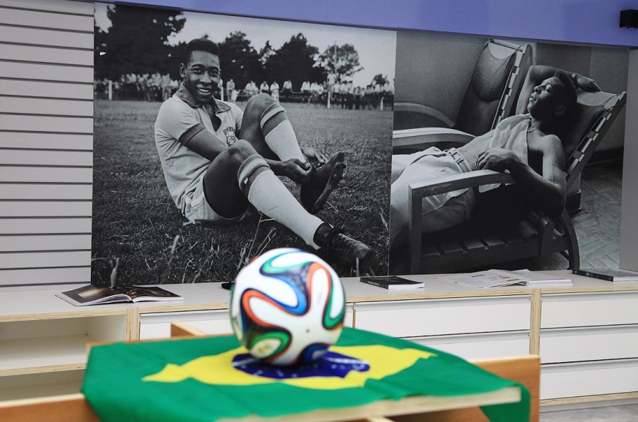 Na lojinha do Museu, vários itens que lembram a vida em campo do Rei do Futebol