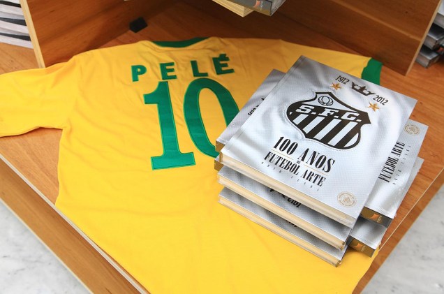 Loja do Museu Pelé vende livros e réplicas de camisetas usadas pelo jogador na seleção brasileira Loja do Museu Pelé vende livros e réplicas de camisetas usadas pelo jogador na seleção brasileira