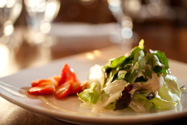 A mini insalata alle fragolle, um mix de folhas com morangos laminados ao molho de mel e limão, é a sugestão de entrada para o almoço no restaurante <a href="https://viajeaqui.abril.com.br/estabelecimentos/br-rs-porto-alegre-restaurante-peppo" rel="Peppo"><strong>Peppo</strong></a> A mini insalata alle fragolle, um mix de folhas com morangos laminados ao molho de mel e limão, é a sugestão de entrada para o almoço no restaurante <a href="https://viajeaqui.abril.com.br/estabelecimentos/br-rs-porto-alegre-restaurante-peppo" rel="Peppo"><strong>Peppo</strong></a>