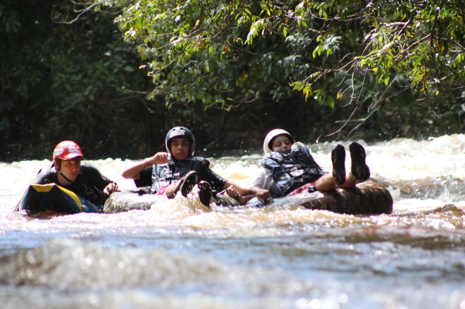 <strong><a href="https://www.peraltas.com.br/index/" rel="Acampamento Peraltas" target="_blank">Acampamento Peraltas</a> – Brotas (SP)</strong>        Localizada na capital paulista do turismo de aventuras, Brotas, o Acampamento Peraltas aproveita a fama da cidade e tem a disposição de seus campistas trilhas, rafting, caiaque, aquaride (um tipo de bote inflável que serve como apoio para descer o rio deitado), boia cross e outras atrações desse tipo.        Para os que preferem outros tipos de atividade, há campos e quadras poliesportivas, passeios de bicicleta, parque aquático, salão de. Os monitores também organizam gincana entre grupos da mesma faixa etária, com jogos e brincadeiras para entreter os campistas.        Um diferencial do Peraltas são as temporadas temáticas. São sete opções para novos campistas e um para veteranos.        Neste verão, o acampamento oferece quatro temporadas temáticas:        Cartoons (de 4 a 8/1): no embarque, os acampantes ganham uma caricatura, e as atividades são relacionadas aos desenhos animados preferidos das crianças.        Canta Rolando (de 8 a 14/1): entre as atividades, oficina de DJ, de instrumentos musicais e jogos com muita música.        Filmes (de 14 a 20/1): quem curte Harry Potter e Star Wars vai se divertir com jogos relacionados às histórias das sagas.        Seriados de sucesso (de 20 a 25/1): as histórias dos seriados da TV vão virar jogos e atividades para os mais aficionados.        <strong>Mais informações</strong>        Telefone: (11) 3035-1900        E-mail: <a href="mailto:info@peraltas.com.br" rel="info@peraltas.com.br">info@peraltas.com.br</a>