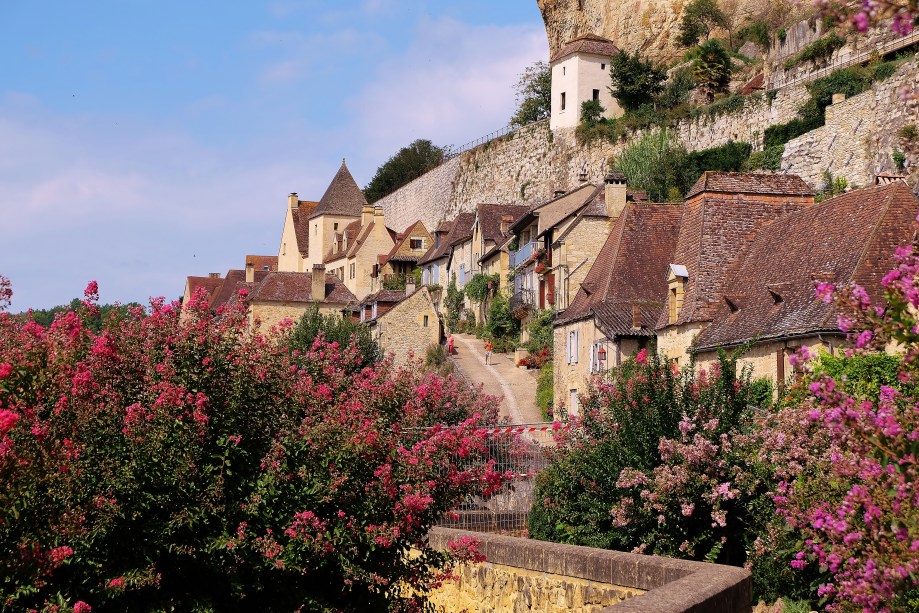 <strong>Périgueux</strong>                                                                    Caminhar pelas ruas de Périgueux é como andar pelos caminhos da história. Não só porque a cidade guarda relíquias dentro de seus museus, mas também porque as suas próprias alamedas são artefatos históricos, já que conservaram resquícios do Império Romano e da Idade Média. A sensação de charme proporcionada por essas estradinhas e ruelas, entretanto, só realmente acontece graças a grande quantidade de florezinhas coloridas que as margeiam!