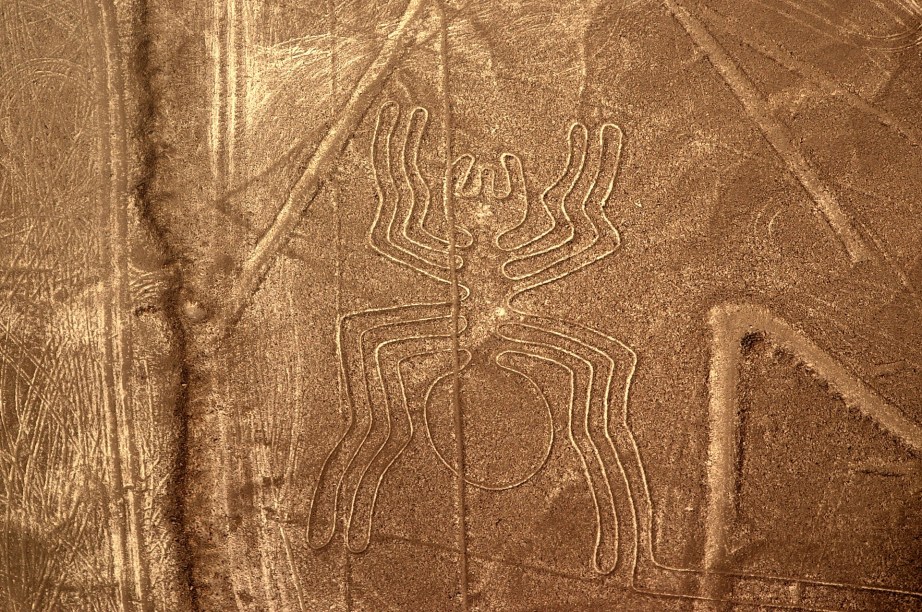 Por serem imperceptíveis em solo, é preciso fazer um passeio de avião para visualizar a grandiosidade misteriosa das linhas de Nazca. Os geolifos formam gigantescas imagens de animais - alguns se estendem por mais de 60 quilômetros -, e não há certeza sobre quem os desenhou na terra do deserto de Nazca, ao sudoeste do Peru. O que se sabe é que a obra é de uma sociedade pré-inca, que viveu na região entre 450 e 600 depois de Cristo