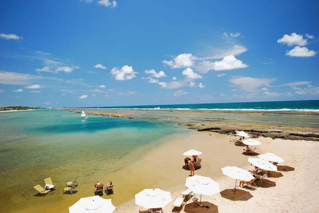 A praia Muro Alto tem um grande "lago natural", de águas calmas e transparentes, limitado por um paredão de recifes A praia Muro Alto tem um grande "lago natural", de águas calmas e transparentes, limitado por um paredão de recifes