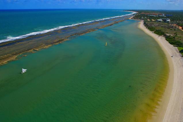 Vista aérea da Praia Muro Alto. A formação do local – um lago limitado por um paredão de recifes – é ideal para a prática de caiaque e windsurf Vista aérea da Praia Muro Alto. A formação do local – um lago limitado por um paredão de recifes – é ideal para a prática de caiaque e windsurf