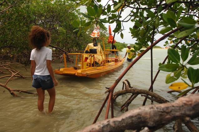 O passeio de jangada pelo Rio Maracaípe, que dura 40 minutos, inclui a passagem por um manguezal O passeio de jangada pelo Rio Maracaípe, que dura 40 minutos, inclui a passagem por um manguezal