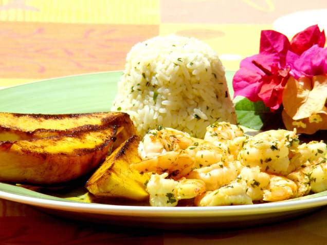 Batata, arroz e camarão, prato servido no restaurante Beijupirá Batata, arroz e camarão, prato servido no restaurante Beijupirá