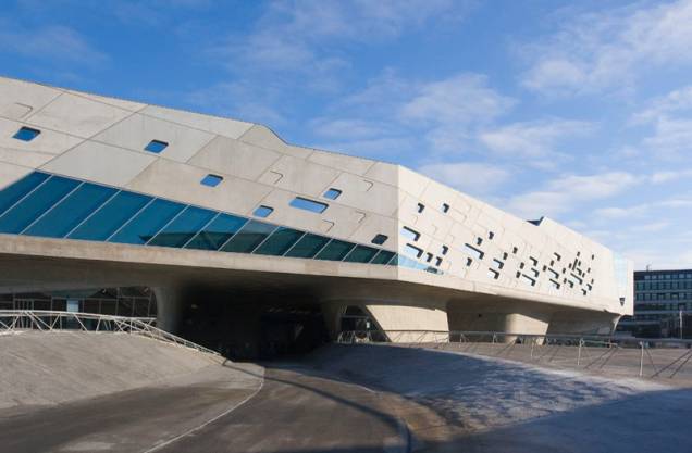 Conhecida por abrigar a sede da Wolkswagen, Wolfsburg, na região metropolitana de Hannover, também tem um projeto de Zaha: o ótimo museu de ciências <a href="https://www.phaeno.de/home-en" rel="Phaeno Science Center, " target="_blank">Phaeno Science Center</a> Conhecida por abrigar a sede da Wolkswagen, Wolfsburg, na região metropolitana de Hannover, também tem um projeto de Zaha: o ótimo museu de ciências <a href="https://www.phaeno.de/home-en" rel="Phaeno Science Center, " target="_blank">Phaeno Science Center</a>
