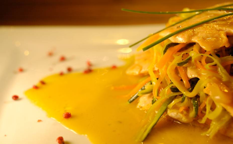 <strong>Cantina Piacenza (Belo Horizonte): </strong>com um cardápio repleto de massas, a Cantina Picenza, na capital mineira, fez um menu completo, com pratos exclusivos para a data (R$ 95 por pessoa).<br />        <br />        As opções de entrada são uma baccallà mantecato com trilogia de polentas, creme de baroa trufado e uma lasanha de camarões, alho-poró e tomates confitados ao pesto de azeitonas pretas.<br />        <br />        Como prato principal, é possível provar um escalope de filé com risoto de cogumelos, mil folhas de salmão com filamentos de legumes ao molho de laranja com gengibre (foto) ou caramelli de queijos e amêndoas na manteiga de sálvia. Já como sobremesa, o restaurante servirá um sorvete de paçoca com hortelã e calda de chocolate meio amargo ou uma sopa de morangos com hortelã e emulsão de chocolate branco.<br />        <br />        <strong>Onde:</strong> Rua Aimorés, 2422, Lourdes, Belo Horizonte/MG                <strong>Horário de funcionamento:</strong> das 11h30h às 15h e também das 19h às 20h ou das 22h às 22h30                <strong>Telefone:</strong> (31) 2515-6092