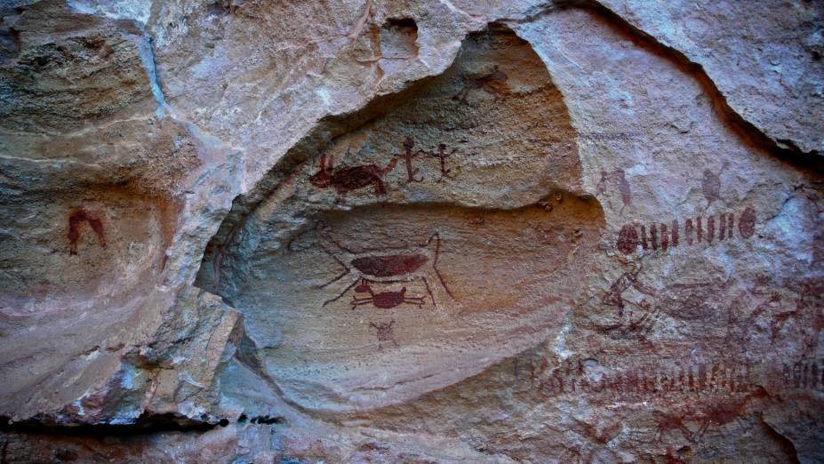 As pinturas costumam retratar episódios da vida cotidiana pré-histórica. Há cenas de sexo, caça, lutas...