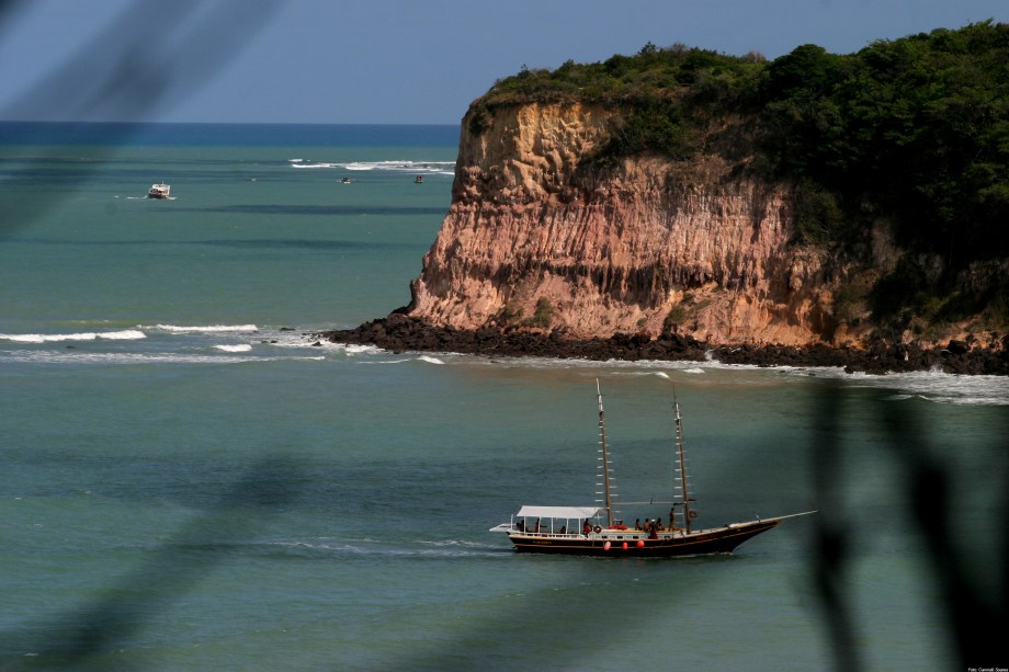 O passeio de barco é uma das formas de conhecer as praias da região