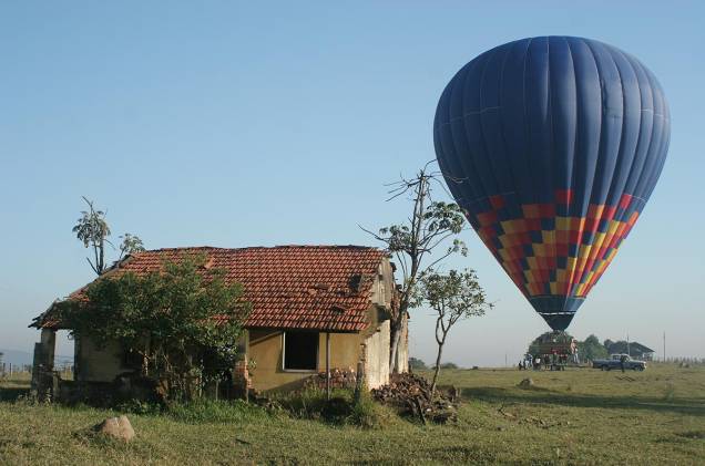 Algumas cidades do <a href="https://gutenberg.viagemeturismo.abril.com.br/paises/brasil/">Brasil</a> também oferecem estrutura para passeios de balão. É o caso de <a href="https://gutenberg.viagemeturismo.abril.com.br/cidades/piracicaba/" target="_blank">Piracicaba</a> (foto), <a href="https://gutenberg.viagemeturismo.abril.com.br/cidades/boituva-3/" target="_blank">Boituva</a>, <a href="https://gutenberg.viagemeturismo.abril.com.br/cidades/sorocaba/" target="_blank">Sorocaba</a>, <a href="https://gutenberg.viagemeturismo.abril.com.br/cidades/torres-2/" target="_blank">Torres</a> e <a href="https://gutenberg.viagemeturismo.abril.com.br/cidades/rio-claro/" target="_blank">Rio Claro</a>, que são as mais conhecidas. Para voar é necessário agendar o passeio previamente com uma agência especializada. Algumas cidades do <a href="https://gutenberg.viagemeturismo.abril.com.br/paises/brasil/">Brasil</a> também oferecem estrutura para passeios de balão. É o caso de <a href="https://gutenberg.viagemeturismo.abril.com.br/cidades/piracicaba/" target="_blank">Piracicaba</a> (foto), <a href="https://gutenberg.viagemeturismo.abril.com.br/cidades/boituva-3/" target="_blank">Boituva</a>, <a href="https://gutenberg.viagemeturismo.abril.com.br/cidades/sorocaba/" target="_blank">Sorocaba</a>, <a href="https://gutenberg.viagemeturismo.abril.com.br/cidades/torres-2/" target="_blank">Torres</a> e <a href="https://gutenberg.viagemeturismo.abril.com.br/cidades/rio-claro/" target="_blank">Rio Claro</a>, que são as mais conhecidas. Para voar é necessário agendar o passeio previamente com uma agência especializada.