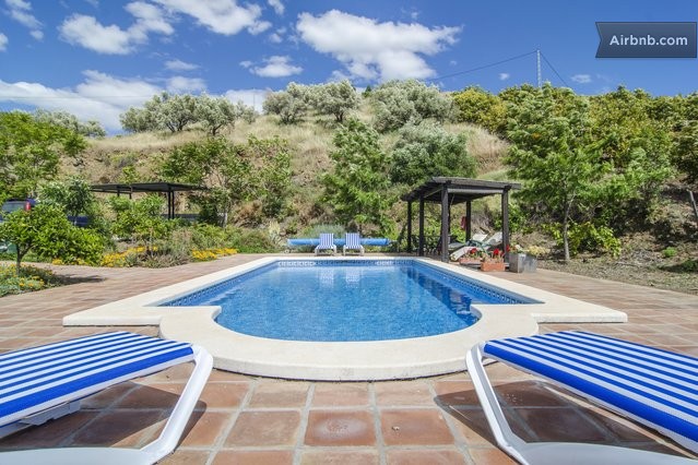 <a href="https://www.airbnb.com.br/rooms/922622" rel="1. Torrox, Espanha" target="_blank"><strong>1. Torrox, Espanha</strong></a>                    Além da piscina de 36 metros quadrados, que promete refrescar até a alma mais calorenta, o casarão possui quatro quartos e vários aparelhos de ar-condicionado espalhados pelos cômodos