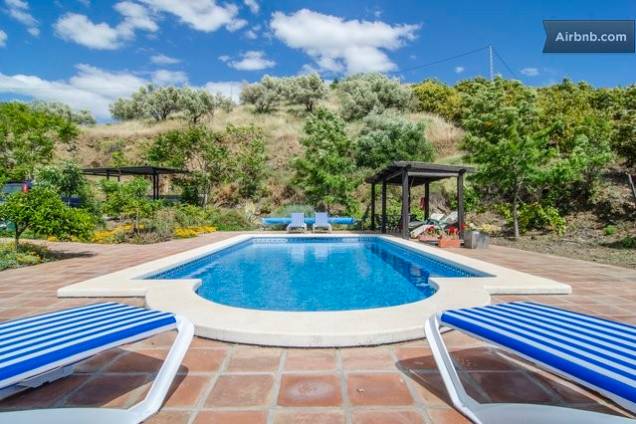 <a href="https://www.airbnb.com.br/rooms/922622" rel="1. Torrox, Espanha" target="_blank"><strong>1. Torrox, Espanha</strong></a> Além da piscina de 36 metros quadrados, que promete refrescar até a alma mais calorenta, o casarão possui quatro quartos e vários aparelhos de ar-condicionado espalhados pelos cômodos <a href="https://www.airbnb.com.br/rooms/922622" rel="1. Torrox, Espanha" target="_blank"><strong>1. Torrox, Espanha</strong></a> Além da piscina de 36 metros quadrados, que promete refrescar até a alma mais calorenta, o casarão possui quatro quartos e vários aparelhos de ar-condicionado espalhados pelos cômodos