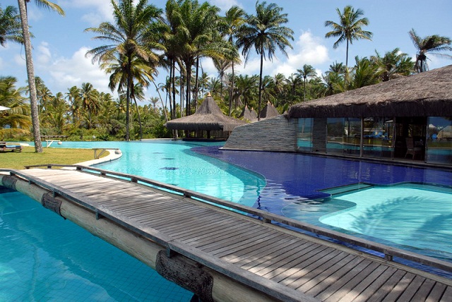 <strong>MARAÚ EM ECORESORT</strong>Entre <a href="https://viajeaqui.abril.com.br/cidades/br-ba-morro-de-sao-paulo" rel="Morro de São Paulo" target="_blank">Morro de São Paulo</a> e <a href="https://viajeaqui.abril.com.br/cidades/br-ba-itacare" rel="Itacaré" target="_blank">Itacaré</a>, ao sul de <a href="https://viajeaqui.abril.com.br/cidades/br-ba-salvador" rel="Salvador" target="_blank">Salvador</a>, a rústica e charmosa Península de Maraú abriga 40 quilômetros de praias lindas e sossegadas, endereço de pousadas e hotéis de quilates variados. Essas cinco noites são no melhor deles, o <a href="https://viajeaqui.abril.com.br/estabelecimentos/br-ba-barra-grande-hospedagem-kiaroa-eco-luxury-resort" rel="Kiaroa" target="_blank">Kiaroa</a>, ecoresort com instalações confortáveis, belo paisagismo, ótimo serviço e um pé na areia. Não inclui traslados.<strong>QUANDO:</strong> em 15 de fevereiro<strong>QUEM LEVA:</strong> <a href="https://selections.com.br/" rel="Selections" target="_blank">Selections</a><strong>QUANTO:</strong> R$ 4 915