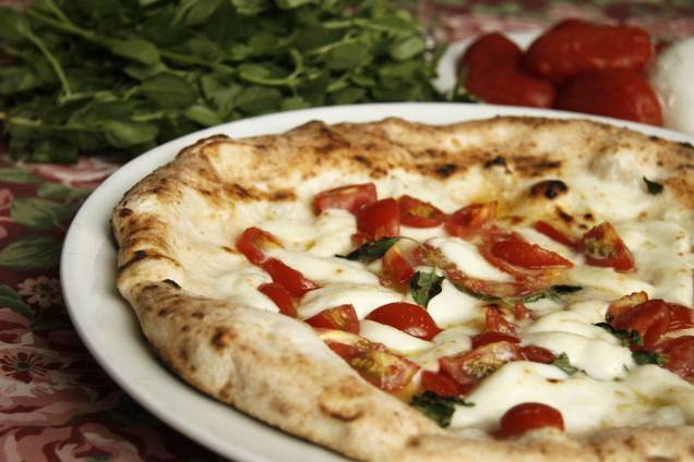 Pizza caprese da pizzaria <a href="https://pizzaria.com.br/" rel="Speranza" target="_blank">Speranza</a>, em São Paulo Pizza caprese da pizzaria <a href="https://pizzaria.com.br/" rel="Speranza" target="_blank">Speranza</a>, em São Paulo