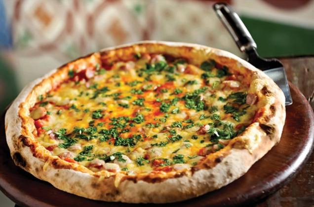 Pizza com cobertura de linguiça e queijo meia cura, criada pela chef de cozinha Janaína Rueda, na pizzaria <a href="https://primobasilico.com.br/" rel="Primo Basílico" target="_blank">Primo Basílico</a>, em São Paulo Pizza com cobertura de linguiça e queijo meia cura, criada pela chef de cozinha Janaína Rueda, na pizzaria <a href="https://primobasilico.com.br/" rel="Primo Basílico" target="_blank">Primo Basílico</a>, em São Paulo